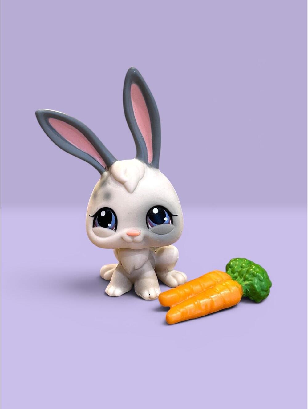 Littlest Pet Shop LPS Spotted Bunny Rabbit #18 With Carrot Accessory